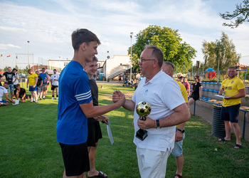 zdjęcie przdstawia wręczenie pucharów