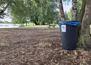 zdjęcie przedstawia kosz na śmieci nad jeziorem