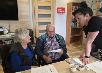 zdjęcie przedstawia seniorów podczas warsztatów