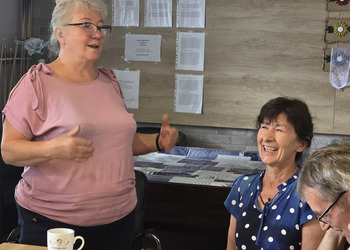 zdjęcie przedstawia seniorów podczas warsztatów