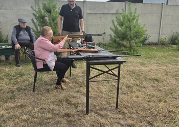 Zdjęcie przedstawia uczestników Klubu Seniora podczas zajęć na strzelnicy