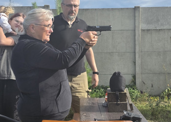 Zdjęcie przedstawia uczestników Klubu Seniora podczas zajęć na strzelnicy