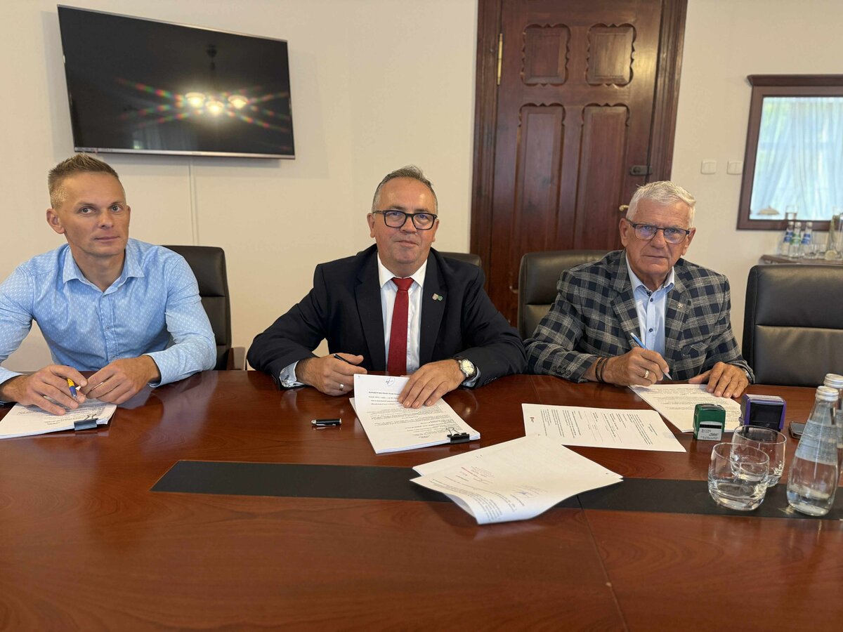 zdjęcie przedstawia podpisanie umowy