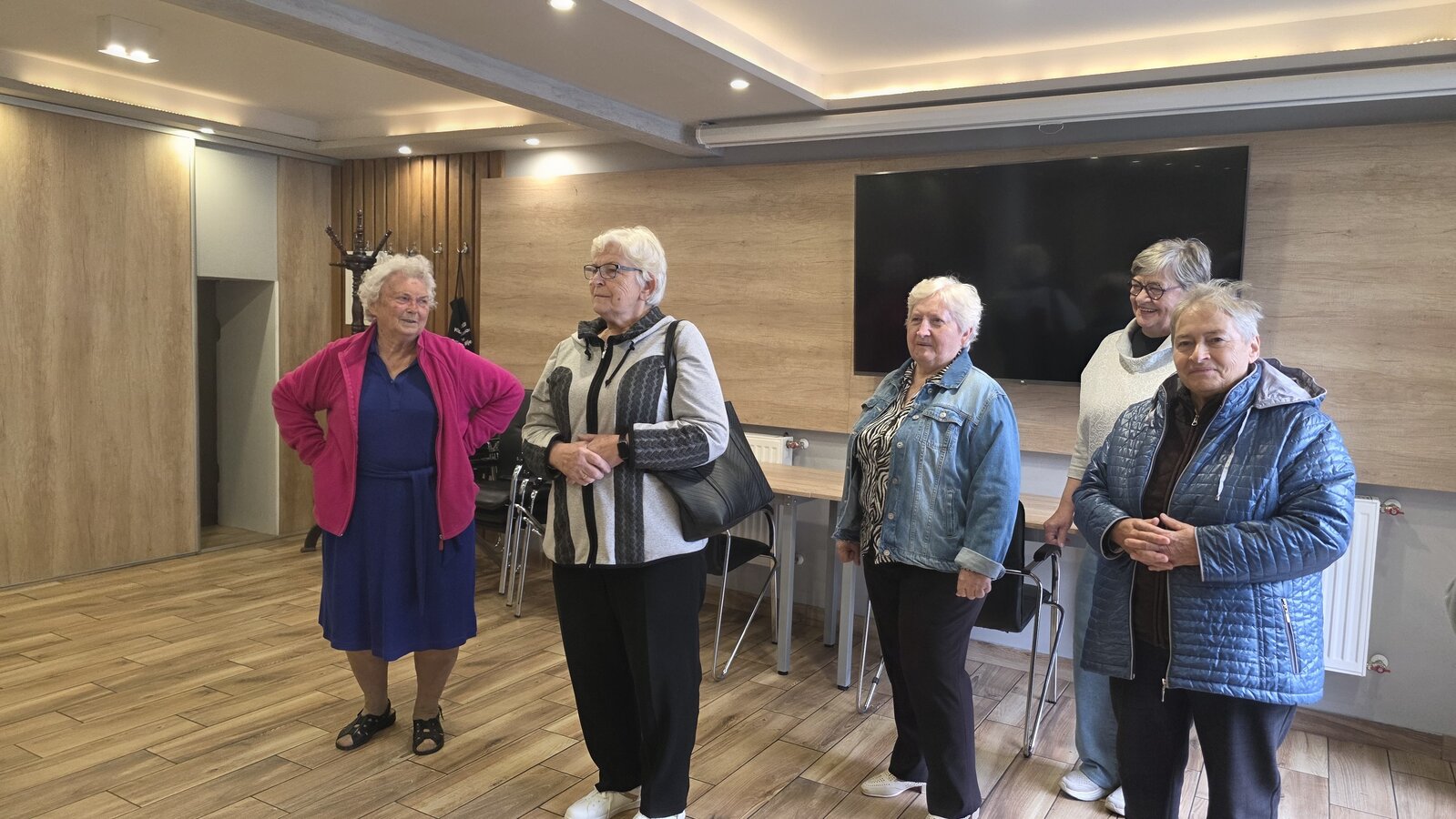 zdjęcie przedstawia seniorów