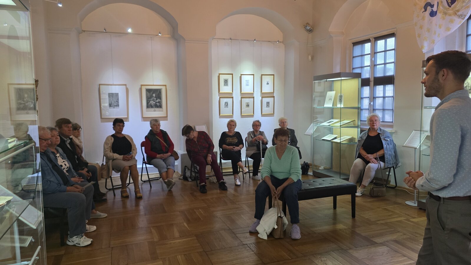 zdjęcie przedstawia seniorów w muzeum 