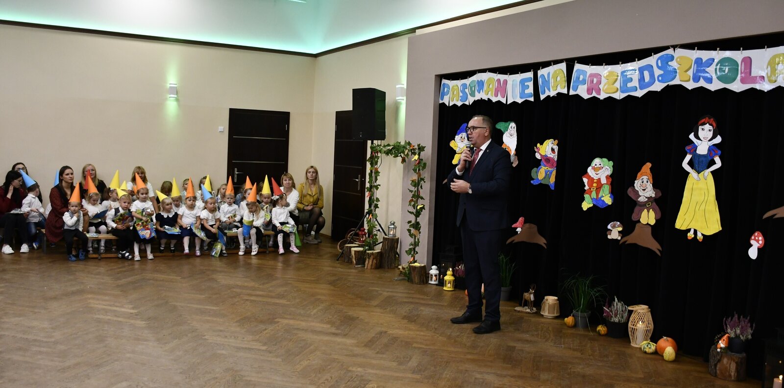 zdjęcie przedstawia Wójta Gminy Wijewo oraz pasowane przedszkolaki.