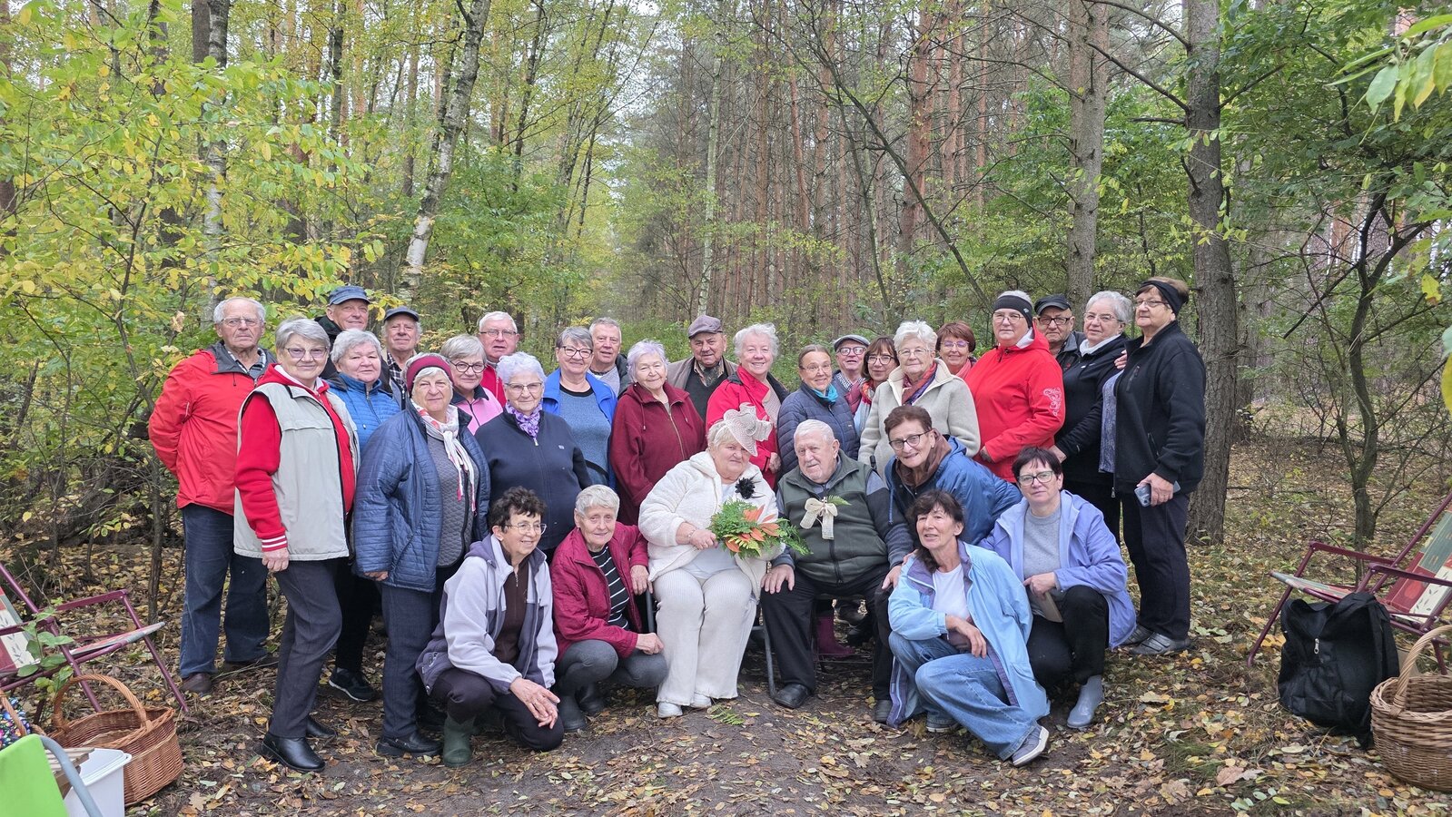 Zdjęcie przedstawia grupę seniorów.