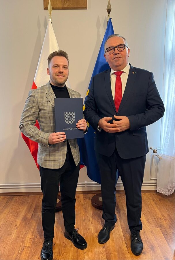 Zdjęcie przedstawia Wójta Gminy Wijewo oraz Dyrektora GBP.