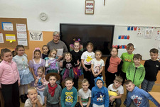 Czytanie bajek w szkole w Brennie