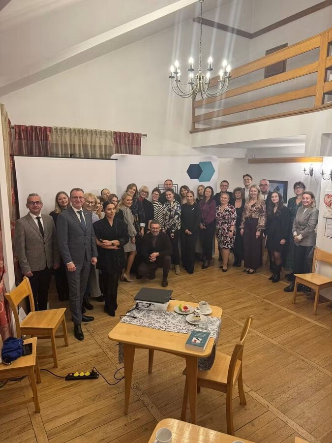 Zdjęcie przedstawia uczestników spotkania. 