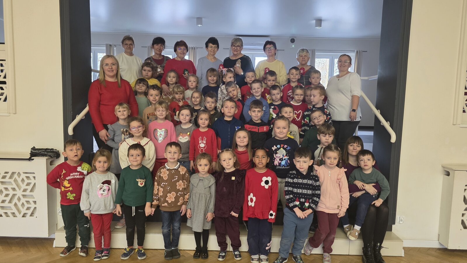 Zdjęcie przedstawia grupę uczestników.