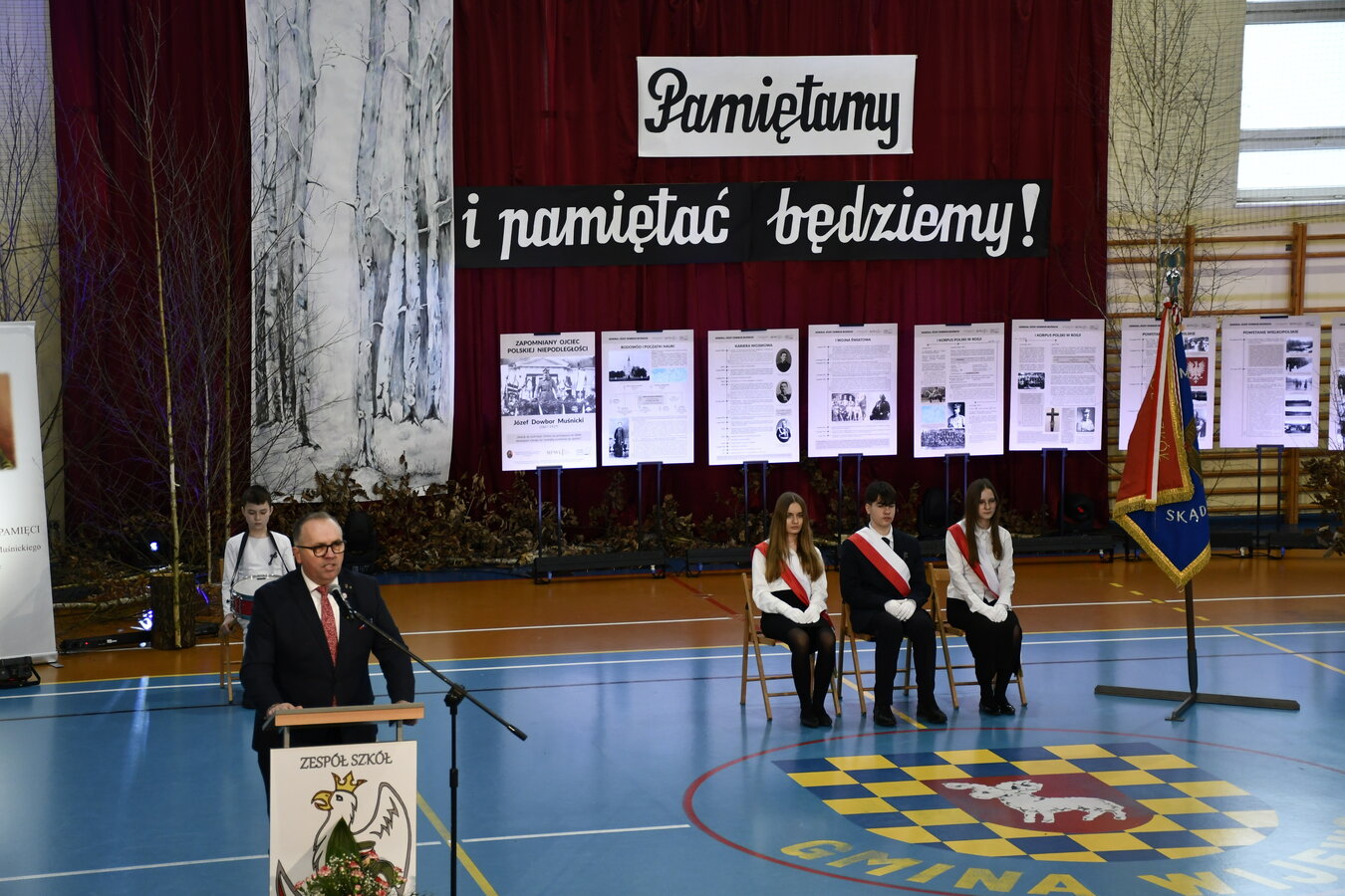 zdjęcie przedstawia wójta gminy wijewo podczas przemowy