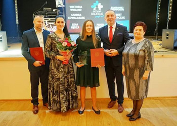 laureat wraz z rodzicami oraz Wójtem Mieczysławem Drożdżyńskim i Przewodniczącą Rady Gminy Marią Rąk