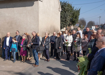 Zdjęcie przedstawia uczestników odsłonięcia tablicy upamiętniającej Marie Wojciech