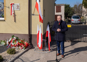 Zdjęcie przedstawia uczestników odsłonięcia tablicy upamiętniającej Marie Wojciech