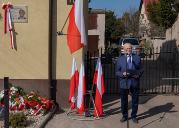 Zdjęcie przedstawia uczestników odsłonięcia tablicy upamiętniającej Marie Wojciech