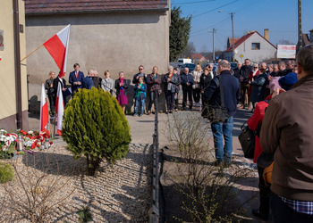 Zdjęcie przedstawia uczestników odsłonięcia tablicy upamiętniającej Marie Wojciech