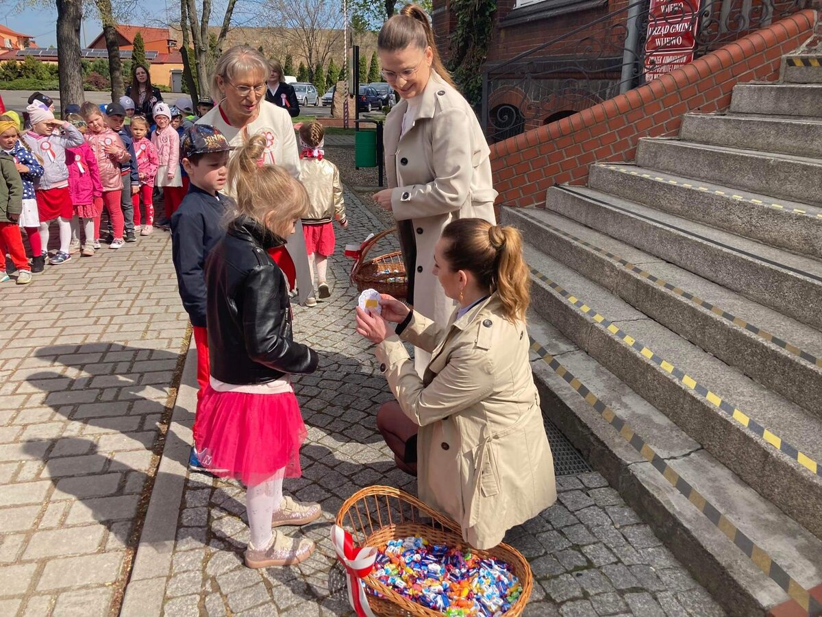 Zdjęcie przedszkolaków podczas Dnia Flagi