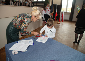 zdjęcie przedstawia uczestników uroczystości