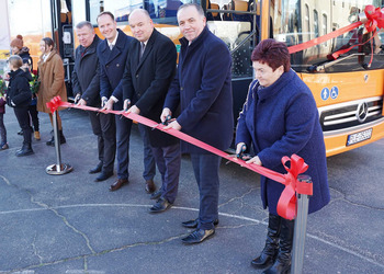 Uczestnicy odbioru nowych samochodów