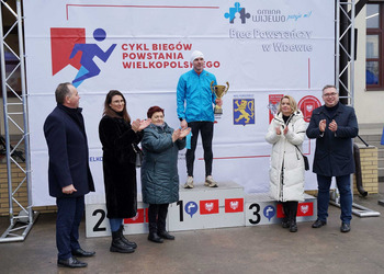 Zdjęcie przedstawia uczestników IV Biegu Powstańczego