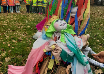 Zdjęcie przedstawia uczestników powitania Dnia Wiosny