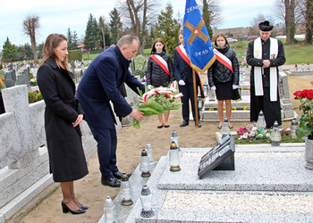 Zdjęcie przedstawia uczestników odsłonięcia tablicy