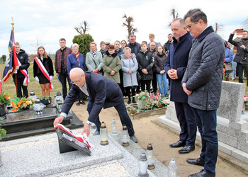 Zdjęcie przedstawia uczestników odsłonięcia tablicy