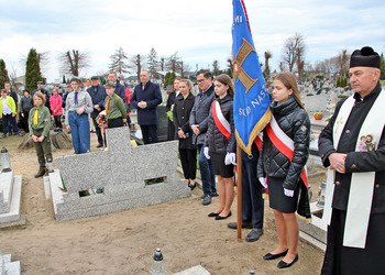 Zdjęcie przedstawia uczestników odsłonięcia tablicy