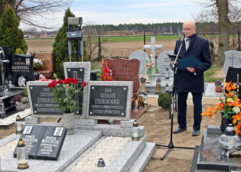 Zdjęcie przedstawia uczestników odsłonięcia tablicy