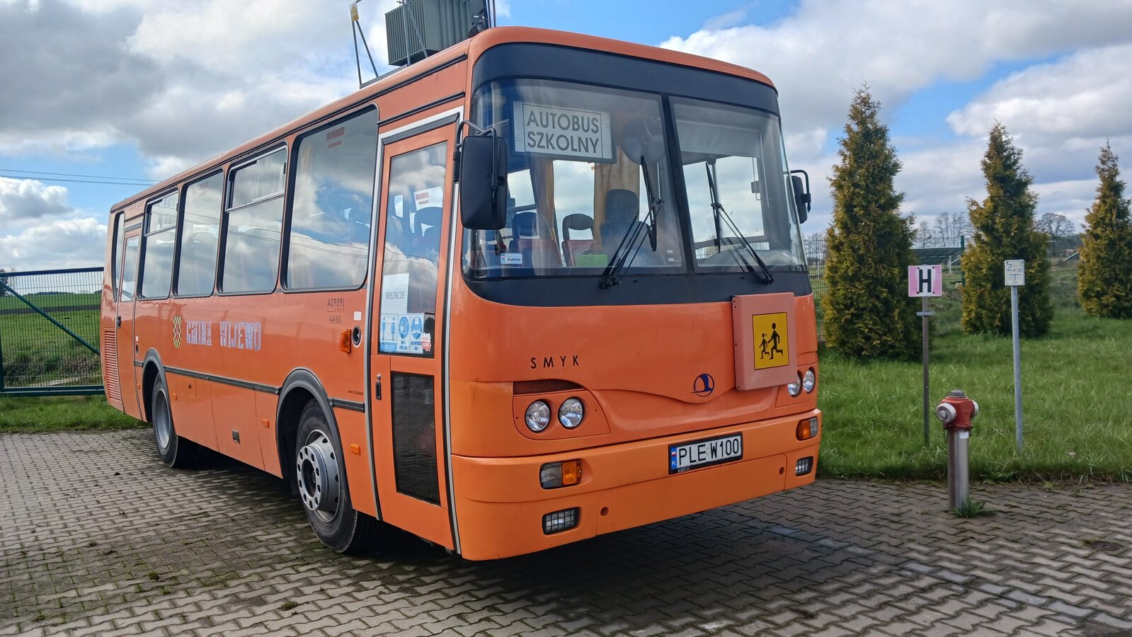 Zdjęcie przedstawia autobus szkolny 