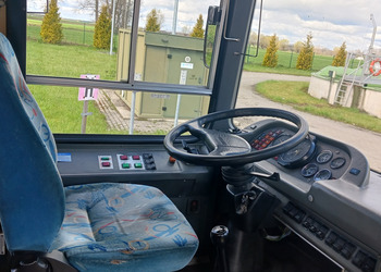 zdjęcie przedstawia autobus szkolny 