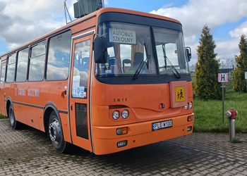 zdjęcie przedstawia autobus szkolny 