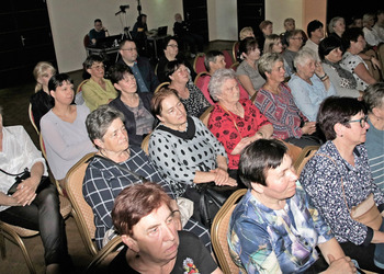 zdjęcie przedstawiające uczestników koncertu