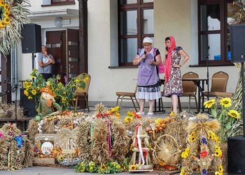 Zdjęcie przedstawia występ kabaretu