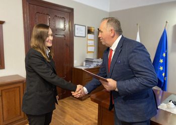 Zdjęcie przedstawia Panią Wójta Gminy składającego gratulację Nauczycielce