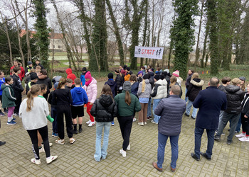 zdjęcie przedstawia uczestników biegu 