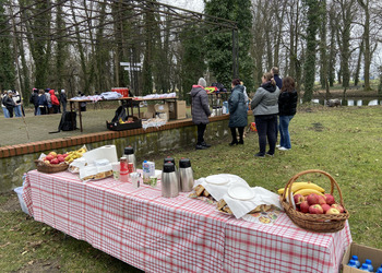 zdjęcie przedstawia stół z owocami i słodkim poczęstunkiem 