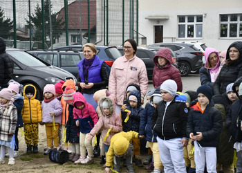 zdjęcie przedstawia przedszkolaków żegnających zimę