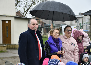 Zdjęcie przedstawia Wójta Gminy i Panią dyrektor