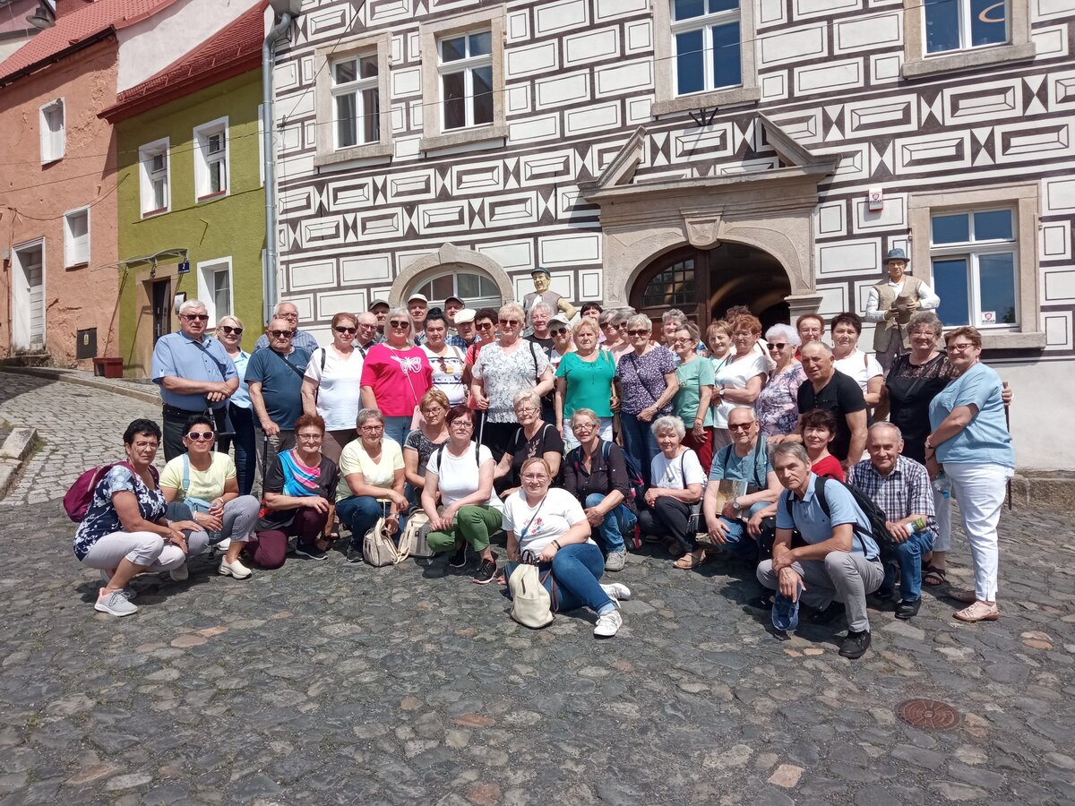 zdjęcie przedstawia Seniorów zwiedzających miasto