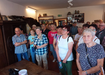 zdjęcie przedstawia Seniorów na wycieczce 