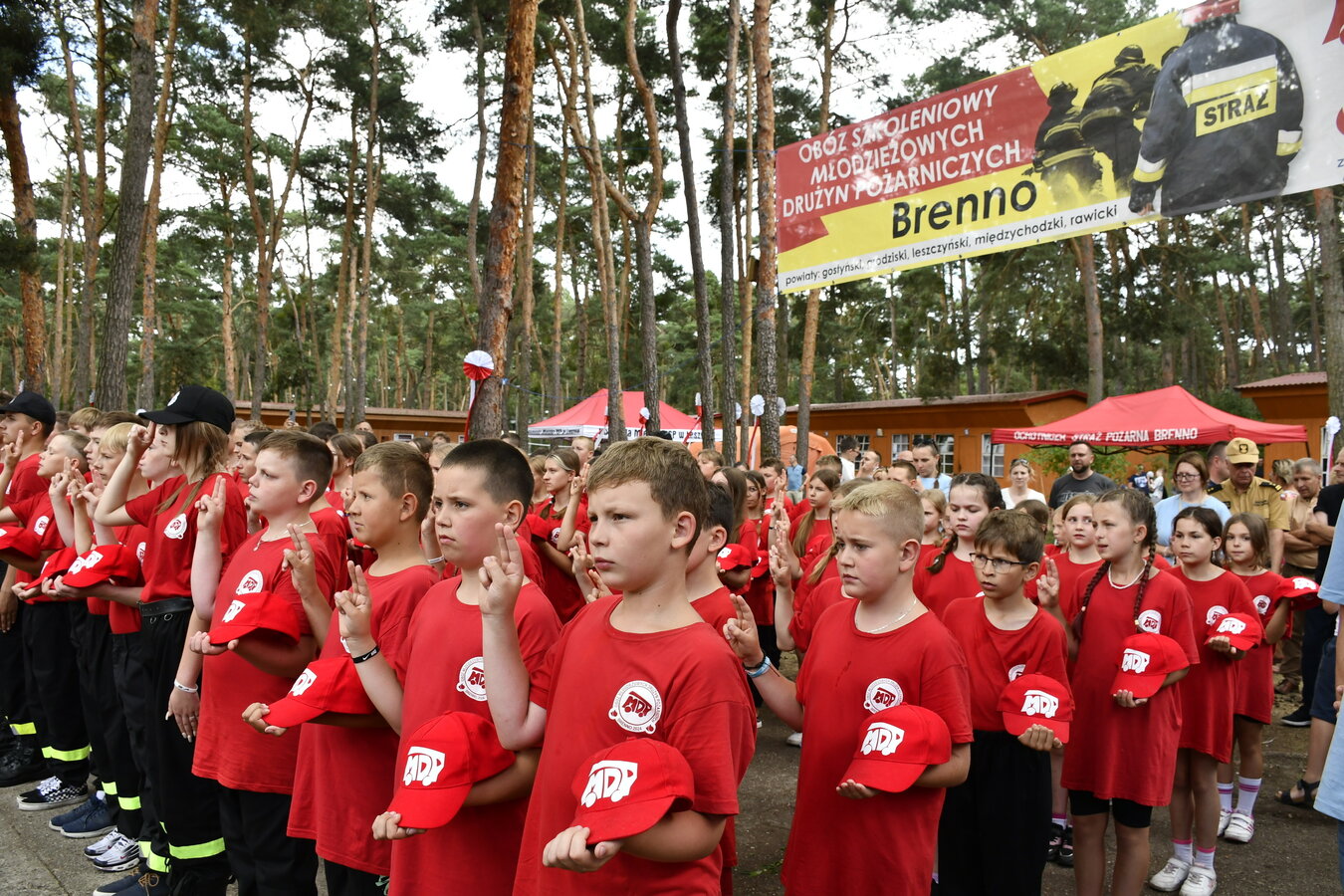 zdjęcie przedstawia strażaków