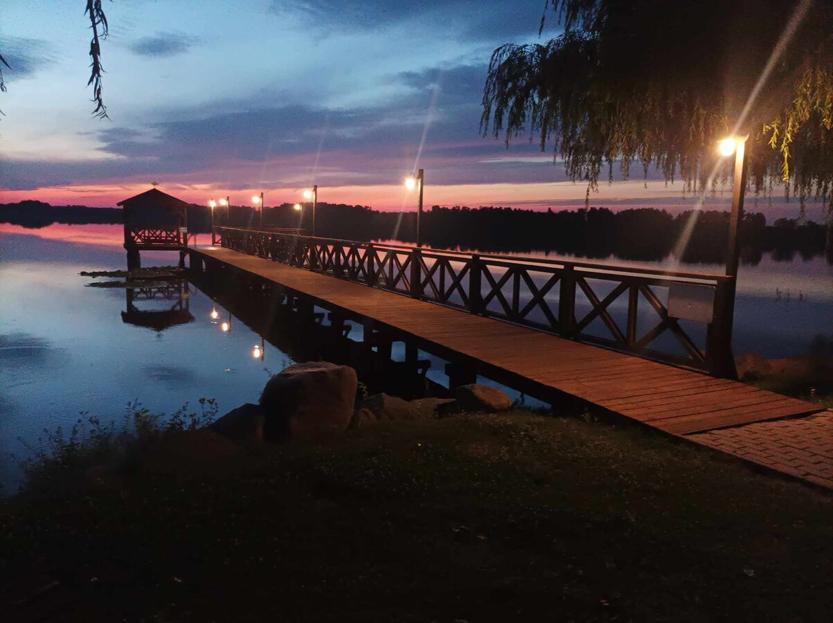 zdjęcie drewnianego pomostu nad jeziorem,