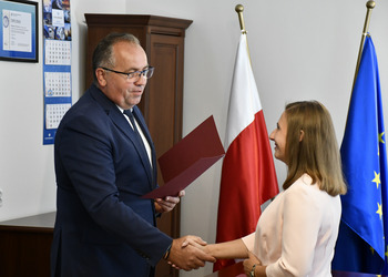 zdjęcie przedstawia Wójta Gminy wręczającego akt nadania nauczycielce