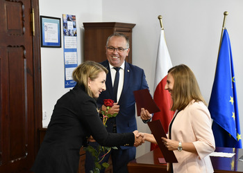 zdjęcie przedstawia Wójta Gminy wręczającego akt nadania nauczycielce