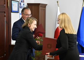 zdjęcie przedstawia Wójta Gminy wręczającego akt nadania nauczycielce