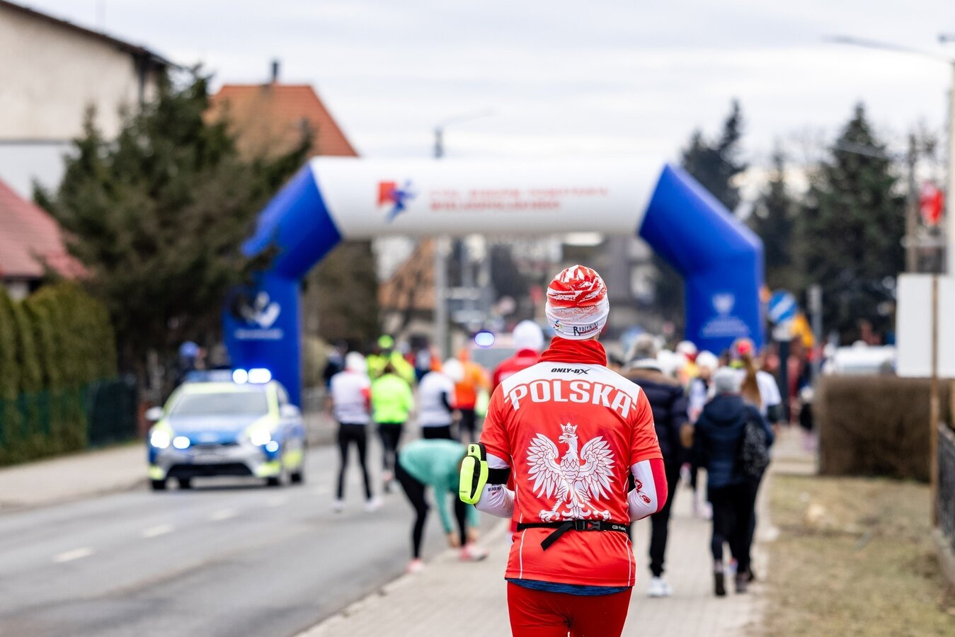 uczestnicy biegu na starcie